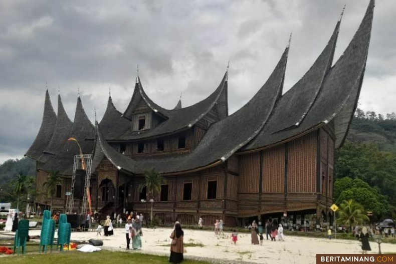 Istano Basa Pagaruyung berdiri gegah dan megah di Nagari Pagaruyung Kecamatan Tanjung Emas Kabupaten Tanah Datar Provinsi Sumatera Barat. Dipotret Sabtu (7/12/2024). Rokcalva/Beritaminang