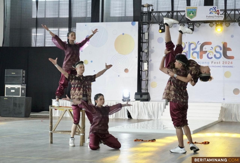Suasana Lomba Olahraga Senam Kreasi guna semarak Hari Jadi Kota (HJK) ke-234 Padang Panjang di Gedung Serbaguna Sport Centre, Ahad (8/12/2024). Foto: Kominfo Padang Panjang