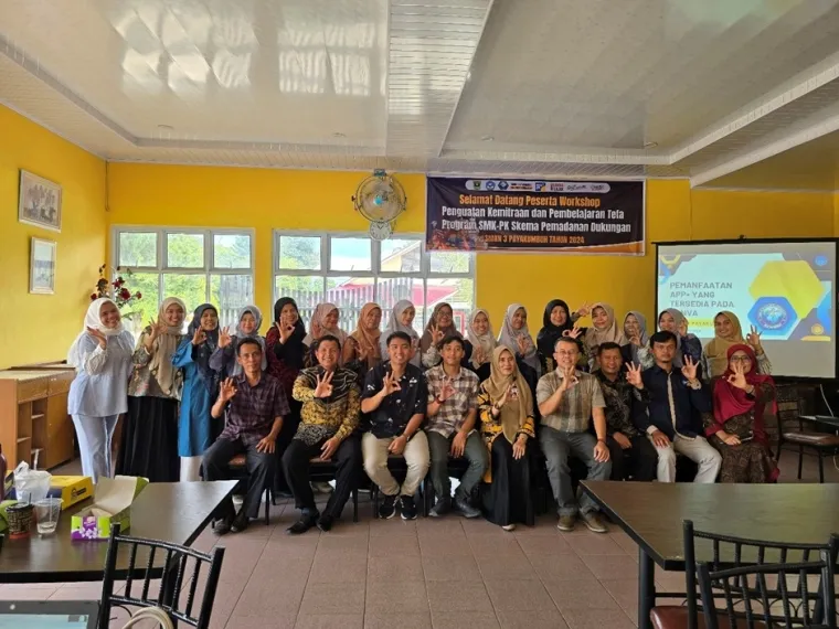 Foto bersama para guru SMKN 3 Payakumbuh yang mengikuti pelatihan AI. Foto: Tim Pengabdian