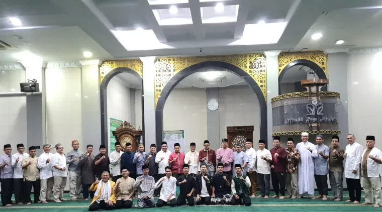 Kegiatan Subuh Mubarak Universitas Negeri Padang bertempat di Masjid Raya Al-Azhar Kampus UNP Air Tawar Padang pada Jumat (27/12). Foto ET.