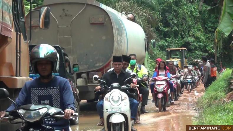 Buka Tutup Jalan di Kiliran Jao Sijunjung-Riau