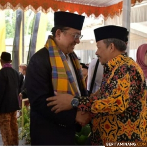 Bupati Agam H.Andri Warman berikan ucapan selamat kepada H. Andi Achmad Dara, SE, M.AP, yang dikukuhkan sebagai pangulu baru di pasukuan Guci Piliang Labuah gadang,Nagari Koto Gadang,Minggu,(15/12).