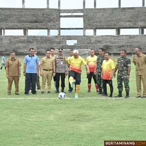 Gubernur Sumatera Barat (Sumbar), Mahyeldi Ansharullah ketika membuka Kejuaraan Sepakbola Piala Gubernur Antarinstansi se-Sumbar, Senin (02/12/2024) di Stadion Utama Sumbar, Sikabu, Kabupaten Padang Pariaman.  Foto: Biro Adpim Sumbar