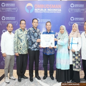Plt. Asisten II Kota Payakumbuh, Wal Asri, yang mewakili Pj. Wali Kota Ir. Suprayitno, MA, saat menerima penghrgaan di Hotel Mercure Kota Padang pada Rabu (11/12/2024). Foto : Dok Diskominfo Pyk