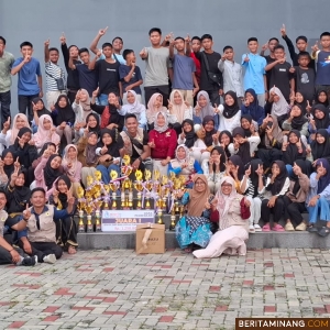 Tim Marching Band Madrasah Tsanawiyah Negeri (MTsN) 1 Pesisir Selatan foto bersama usai meraih juara umum nasional di Batavia Marching Band Competition 2024. Foto: Dok. Kominfo Pessel