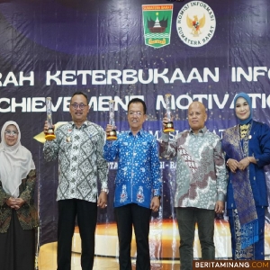 Pj. Wali Kota Payakumbuh Suprayitno  didampingi Direktut Utama Pamtigo Khairul Ikhwan pada Malam Anugerah Keterbukaan Informasi Publik di Balai Sidang Bung Hatta, Rabu (18/12/2024).
