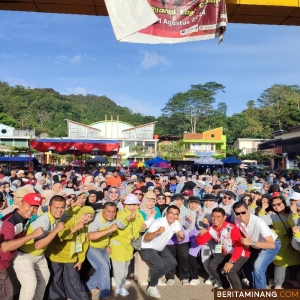  Ribuan Guru Meriahkan Hari Guru Nasional 2024 dan Hut PGRI ke 79 Dengan Jalan Sehat
