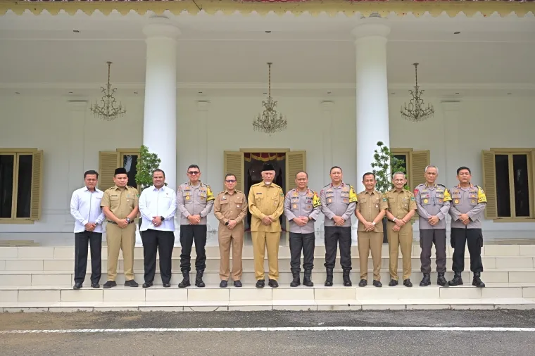 Gubernur Sumatera Barat (Sumbar), Mahyeldi Ansharullah ketika menerima kunjungan silaturrahim Kapolda Sumbar, Irjen Pol Gatot Tri Suryanta beserta jajaran di Istana Gubernuran, Senin (13/01/2025). Foto: Biro Adpim Sumbar