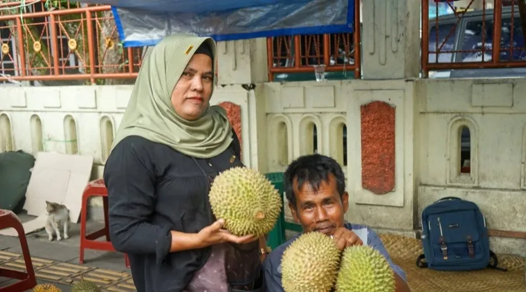 Syamsir (60) ketika menjual durian di Jl. M. Syafe'i, Pasar Padang Panjang. Foto: Kominfo Padang Panjang
