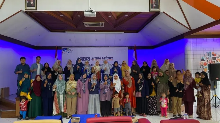 Suasana kegiatan pelatihan pengolahan Makanan Bergizi untuk Pencegahan Stunting&quot; untuk kelompok program Family Strengthening Ash-Shiddiq penerima manfaat dari Yayasan Baitul Maal BRILiaN Padang yang berada di Wilayah Puskesmas Pauh, Padang, Sumatera Barat