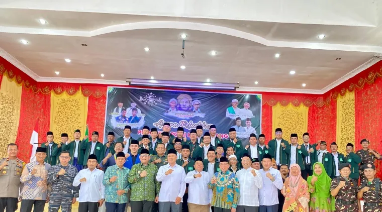 Khatib Syuriyah PBNU KH. Sholahuddin Al-Aiyub, M.Si, didampingi Wakil Sekretaris Jenderal PBNU KH. Sulaiman Tanjung, Ketua PWNU Sumbar Prof. Ganefri,Pj Walikota Padang Dr. Andre Algamar dan Wakil Wako Padang terpilih Buya Maigus Nasir, foto bersama PCNU K