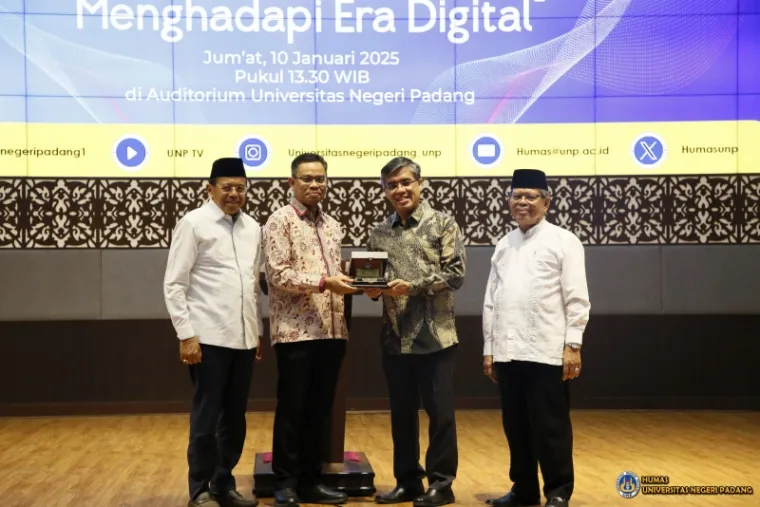 Menteri Ketenagakerjaan RI, Prof. Yassierli, Ph.D terima kenang-kenangan dari Rektor UNP Krismadinata, Ph.D didampingi Ketua Senat Akademik Prof. Lutfi dan Senior Eksekutif, Prof Ganefri , Jumat (10/1/2024) di Auditorium UNP. Foto: Humas UNP