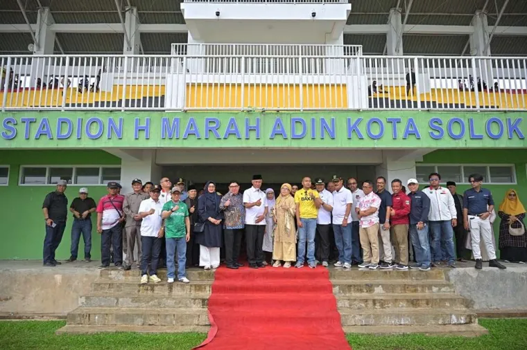 Gubernur Sumatera Barat (Sumbar), Mahyeldi Ansharullah ketika meresmikan Stadion H. Marah Adin di Kota Solok, Minggu (12/1/2025). Foto: Biro Adpim Sumbar