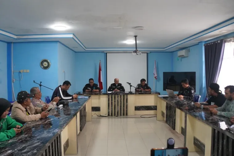 Dirut Perumdam Tirta Serambi, Adrial Bakar, S.T, ketika bertemu dengan media, Rabu (8/1/2025) di Padang Panjang. Foto: Kominfo Padang Panjang