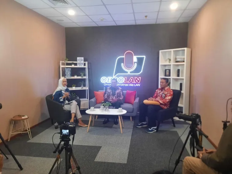 Penjabat (Pj) Wali Kota Padang Panjang, Sonny Budaya Putra, A.P. M.Si (tengah) ketika podcast di Lembaga Administrasi Negara (LAN) RI, Jakarta, Jumat (17/1/2025). Foto: Kominfo Padang Panjang