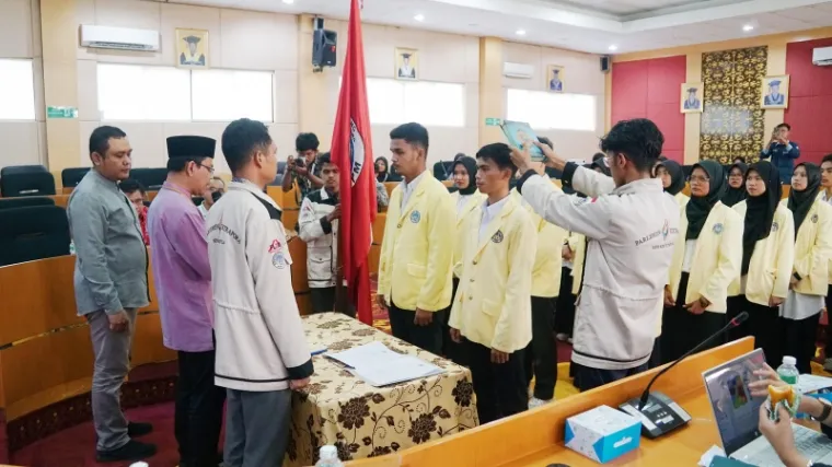 Rektor Universitas Negeri Padang, Krismadinata, Ph.D saat melantik Majelis Perwakilan Mahasiswa (MPM) Keluarga Mahasiswa (KM) Universitas Negeri Padang (UNP) periode 2024/2025 di Ruang Sidang Senat Lantai 4 Rektorat , Jumat (3/1/2025). Foto: Humas UNP