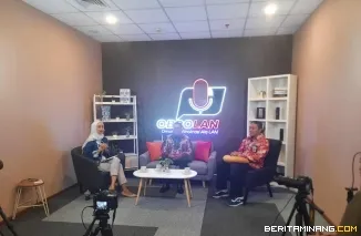 Penjabat (Pj) Wali Kota Padang Panjang, Sonny Budaya Putra, A.P. M.Si (tengah) ketika podcast di Lembaga Administrasi Negara (LAN) RI, Jakarta, Jumat (17/1/2025). Foto: Kominfo Padang Panjang