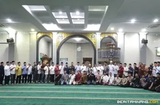 Kegiatan Subuh Mubarak Universitas Negeri Padang bertempat di Masjid Raya Al-Azhar Kampus UNP Air Tawar Padang pada Jumat (10/1) pagi ini. Foto ET.