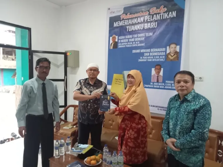 Ampera Salim, Pengurus Ponpes Darul Ulum (dua dari kiri) bersama para penulis buku dalam peluncuran Jumat (14/2/2025).Foto:AS/Beritaminang