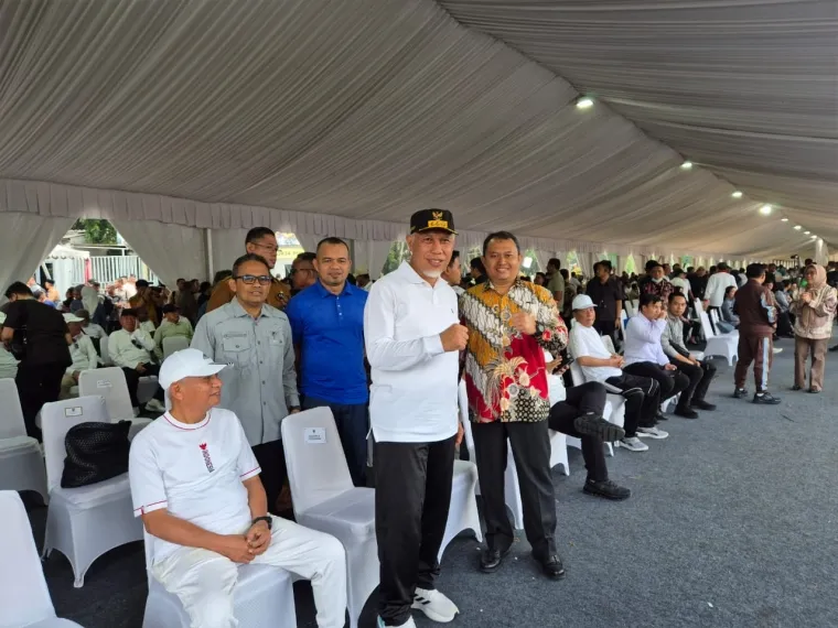 Gubernur Sumatera Barat (Sumbar) terpilih, Mahyeldi Ansharullah bersama Kepala Biro Adminsitrasi Pimpinan (Kabiro Adpim) Setdaprov Sumbar, Mursalim di Monas, Jakarta Pusat pada hari ini, Selasa (18/2/2025). Foto: Biro Adpim Sumbar