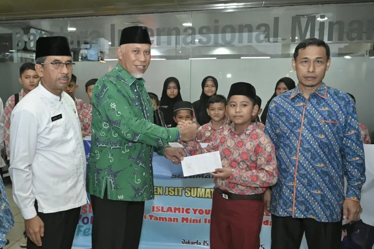 Gubernur Sumatera Barat (Sumbar), Mahyeldi Ansharullah ketika melepas 22 pelajar SD Kontingen JSIT Sumbar, Jumat (14/02/2025) di BIM. Foto: Biro Adpim Sumbar