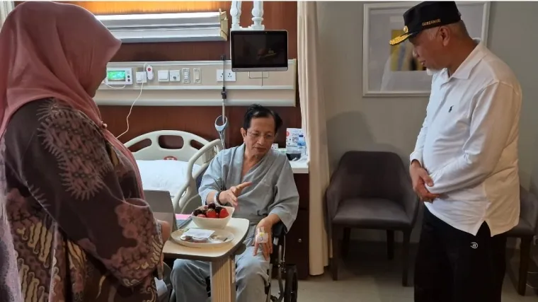 Gubernur Sumatera Barat (Sumbar), Mahyeldi Ansharullah ketika menjenguk Menteri Agama (Menag), KH. Nasaruddin Umar di Rumah Sakit Pondok Indah, Jakarta, Selasa (18/2/2025). Foto: Biro Adpim Sumbar