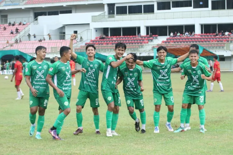 Kegembiraan pemaian Persatuan Sepak Bola Padang Panjang (PSPP) usai menaklukkan Batang Anai FC dalam laga terakhir putaran pertama Liga 4 Sumbar, Kamis (20/2/2025) di Stadion Utama Sumbar. Foto: Kominfo Padang Panjang
