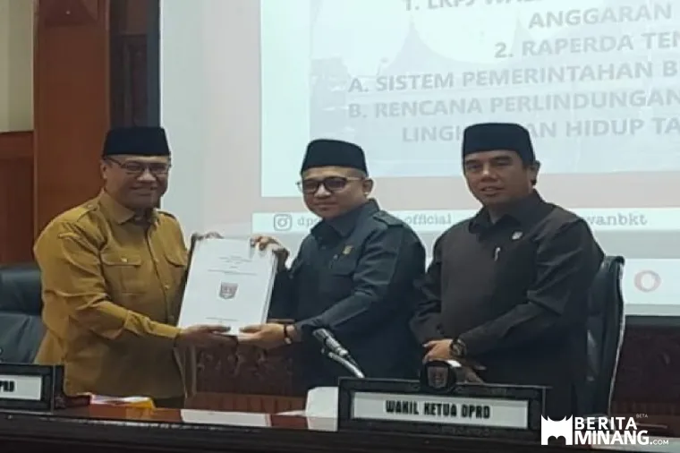 Usai disampaikan, Wawako Bukittinggi Marfendi menyerahkan LKPJ tahun anggaran 2024 dan dua Ranperda tentang SPBE serta RPPLH 2025-2056 kepada pimpinan sidang paripurna DPRD Bukittinggi,Selasa,(4/2). Foto : Dok Diskominfobkt