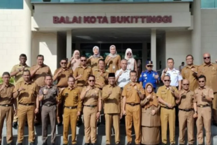 Sejumlah kepala SKPD dan Asisten dilingkungan Pemko Bukittinggi foto bersama dengan Wawako Marfendi,usai apel gabungan di halaman Balaikota Bukittinggi, Senin,(3/2) Foto : Dok Diskominfobkt