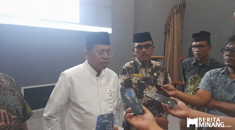 Ketua PW DMI Sumbar,Prof. H. Ganefri, Ph.D saat memberikan keterangan pers kepada media usai memimpin rapat persiapan di Asrama HajiTabing Padang, Jumat (14/2/2025). Foto: Rokcalva/Beritaminang
