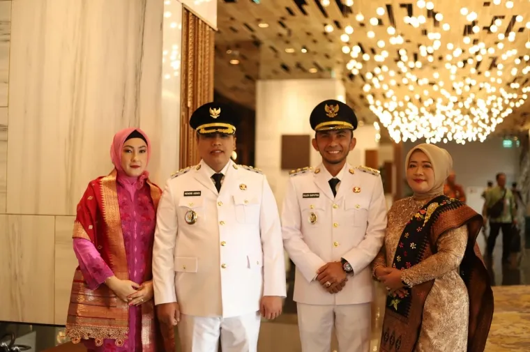 Duet H. Hendri Arnis, BSBA dan Allex Saputra bersama istri yang resmi dilantik sebagai Wali Kota dan Wakil Wali Kota Padang Panjang periode 2025-2030. Foto: Kominfo Padang Panjang