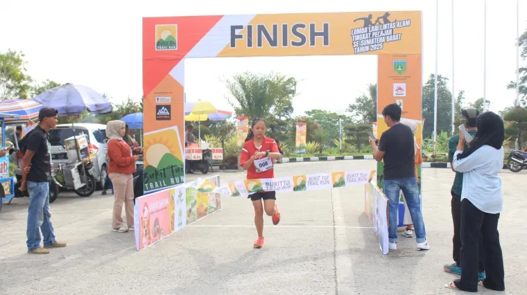 Peserta Bukit Tui Trail Run 2025 di Padang Panjang sedang beraksi. Foto: Kominfo Padang Panjang