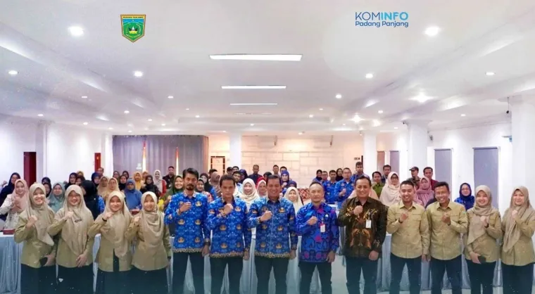 Pj Wali Kota, Sonny Budaya Putra, A.P, M.Si ketika membuka Bimbingan Teknis (Bimtek) dan Sertifikasi Pengelolaan Keuangan Daerah yang diikuti PPK dan bendahara, Senin(17/2/2025) di Hotel Aulia. Foto: Kominfo Padang Panjang