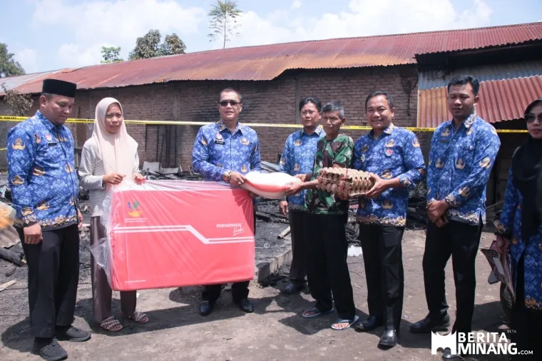 Sekretaris Daerah Kota Payakumbuh Rida Ananda didampingi Kepala Dinas Sosial Irwan Suwandi menyerahkan bantuan di Jalan Pacuan, Kelurahan Koto Kociak Kubu Tapak Rajo (K3TR) yang terjadi pada Sabtu (15/02/2025) sore.