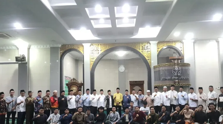 Kegiatan Subuh Mubarak Universitas Negeri Padang bertempat di Masjid Raya Al-Azhar Kampus UNP Air Tawar Padang pada Jumat (21/2) pagi ini. Foto ET.