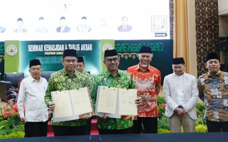Kepala UPT Asrama Haji Embarkasi Padang, Dr. H. Afrizen, S.Ag, M.Pd dan Rektor UNP, Krismadinata, Ph.D. perlihatkan MoU disaksikan Ketua Dewan Masjid Indonesia (DMI) Muhammad Jusuf Kalla di Auditorium UNP, Minggu (16/2/2024). Foto: Humas UNP