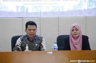 Wakil Rektor Bidang Perencanaan, Kerja Sama, dan Hubungan Internasional, Dr. rer. Nat. Deski Beri, S.Si., M.Si.ketika menerima kunjungan Universiti Sultan Zainal Abidin (UniSZA) Malaysia, Kamis (13/2/2025) di Ruang Sidang Senat Lantai 4 Gedung Rektorat UN