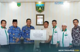 Pj Wali Kota, Sonny Budaya Putra, A.P, M.Si, ketika serahkan bantuan Baznas ke 11 orang korban bencana alam banjir bandang lahar dingin (galodo) Gunung Marapi tahun lalu, Senin (17/2/2025). Foto: Kominfo Padang Panjang