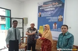 Ampera Salim, Pengurus Ponpes Darul Ulum (dua dari kiri) bersama para penulis buku dalam peluncuran Jumat (14/2/2025).Foto:AS/Beritaminang