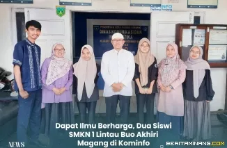 Kepala Dinas Kominfo, Drs. Ampera, SH, M.Si  foto bersama dengan dua siswi SMKN 1 Lintau Buo , Kabupaten Tanah Datar, Zahra Maulidya Shyfa dan Salsabilla, Jumat (21/2/2025). Foto: Kominfo Padang Panjang