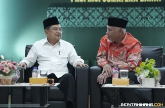 Gubernur Sumbar, Mahyeldi Ansharullah ketika mendampingi Ketua PP DMI, M. Jusuf Kalla (JK) Minggu (16/02/2025) di Auditorium Universitas Negeri Padang (UNP). Foto: Biro Adpim Sumbar
