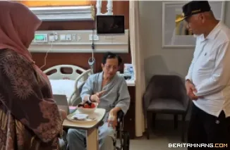 Gubernur Sumatera Barat (Sumbar), Mahyeldi Ansharullah ketika menjenguk Menteri Agama (Menag), KH. Nasaruddin Umar di Rumah Sakit Pondok Indah, Jakarta, Selasa (18/2/2025). Foto: Biro Adpim Sumbar