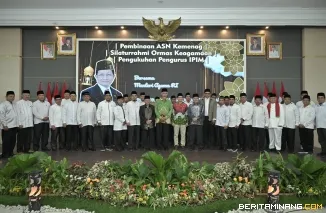 Gubernur Sumatera Barat (Sumbar), Mahyeldi Ansharullah ketika menghadiri pelantikan pengurus Ittihad Persaudaraan Imam Masjid (IPIM) se-Sumbar  di Auditorium Gubernuran, Sabtu malam (15/2/2024). Foto: Biro Adpim Sumbar