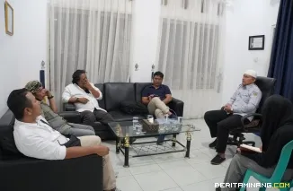 Kepala Dinas Komunikasi dan Informatika, Drs. Ampera, S.H, M.Si ketika menerima Komunitas Seni Hitam Putih yang terdiri dari dosen Institut Seni Indonesia (ISI) Padangpanjang, Selasa (18/2/2205). Foto: Kominfo Padang Panjang