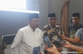 Ketua PW DMI Sumbar,Prof. H. Ganefri, Ph.D saat memberikan keterangan pers kepada media usai memimpin rapat persiapan di Asrama HajiTabing Padang, Jumat (14/2/2025). Foto: Rokcalva/Beritaminang