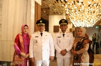 Duet H. Hendri Arnis, BSBA dan Allex Saputra bersama istri yang resmi dilantik sebagai Wali Kota dan Wakil Wali Kota Padang Panjang periode 2025-2030. Foto: Kominfo Padang Panjang