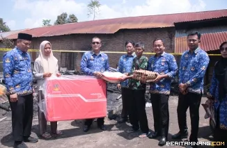 Sekretaris Daerah Kota Payakumbuh Rida Ananda didampingi Kepala Dinas Sosial Irwan Suwandi menyerahkan bantuan di Jalan Pacuan, Kelurahan Koto Kociak Kubu Tapak Rajo (K3TR) yang terjadi pada Sabtu (15/02/2025) sore.
