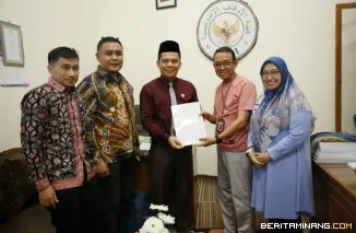 Wakil Rektor Bidang Perencanaan, Kerjasama dan Hubungan Internasional UNP, Dr. rer. nat. Deski Beri, M.Si, ketika berkunjungke perwakilan BWI Sumbar di Masjid Raya Syekh Ahmad Khatib Al-Minangkabawi dan disambut Sekretaris BWI perwakilan Sumatera Barat, H
