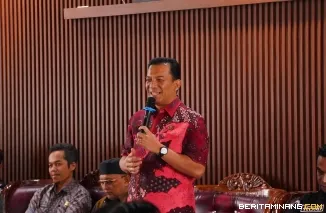 Penjabat (Pj) Wali Kota Panjang, Sonny Budaya Putra, A.P, M.Si ketika pertemuan bersama ketua RT se-Kecamatan Padang Panjang Barat (PPB), Kamis (13/1/2025) di Aula Kantor Camat setempat. Foto: Kominfo Padang Panjang