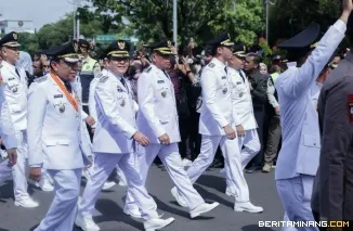 Wali Kota Payakumbuh, Zulmaeta, dan Wakil Wali Kota, Elzadaswarman berjalan menuju Istana Kepresidenan